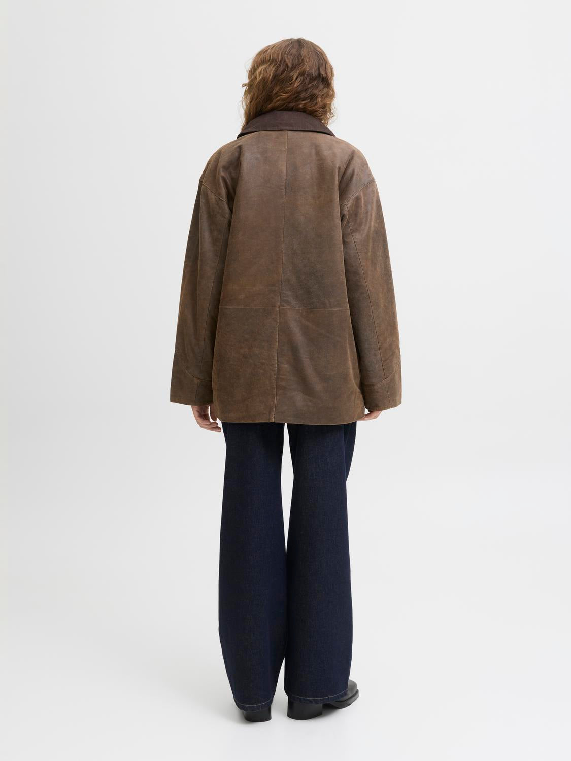 model_shot-back